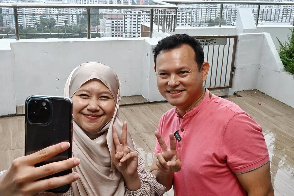Encik Zaqy Mohamad mengambil swafoto bersama koresponden, Cik Nur Humaira Sajat, berlatarbelakangkan Laluan Sistem Transit Laju (RTS Link) yang bakal siap hujung 2026.
