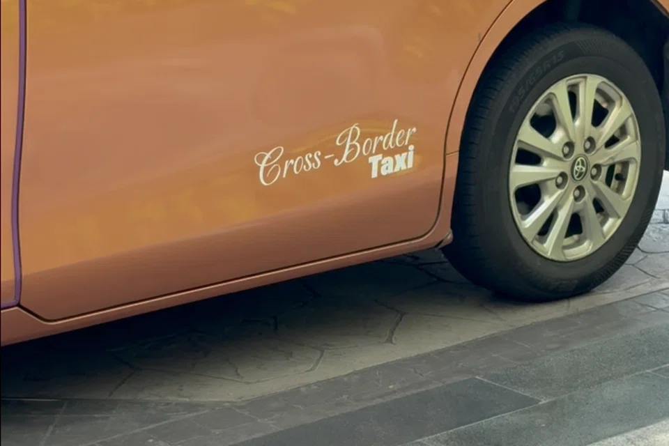 Teksi berlesen akan mempunyai pelekat ‘Cross-Border Taxi’ (Teksi Rentas Sempadan) pada kedua-dua sisi kenderaan.