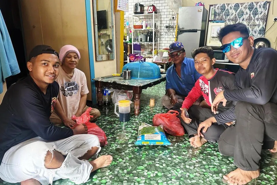 BERAMAL DI PONTIAN: YOSHIKO membantu golongan susah di Pontian, Johor sebagai salah satu misi amal untuk ulang tahun ke-12 kumpulan itu.