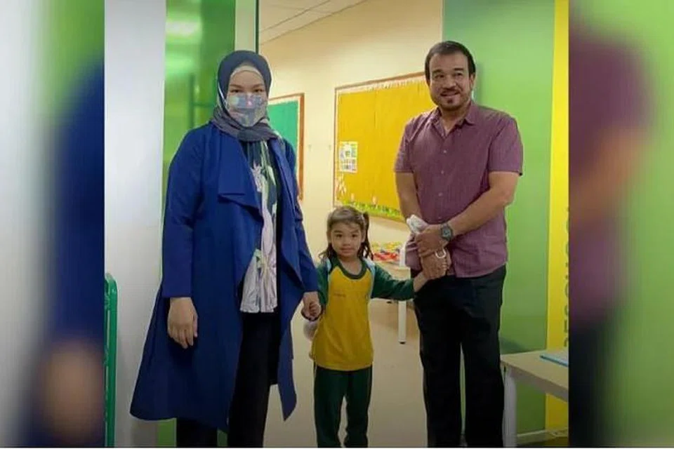 Datuk Seri Siti Nurhaliza dan suami, Datuk Khalid Mohamad Jiwa menghantar anak mereka, Siti Aafiyah Khalid menghadiri hari pertama prasekolah. - Foto INSTAGRAM/SITI NURHALIZA
