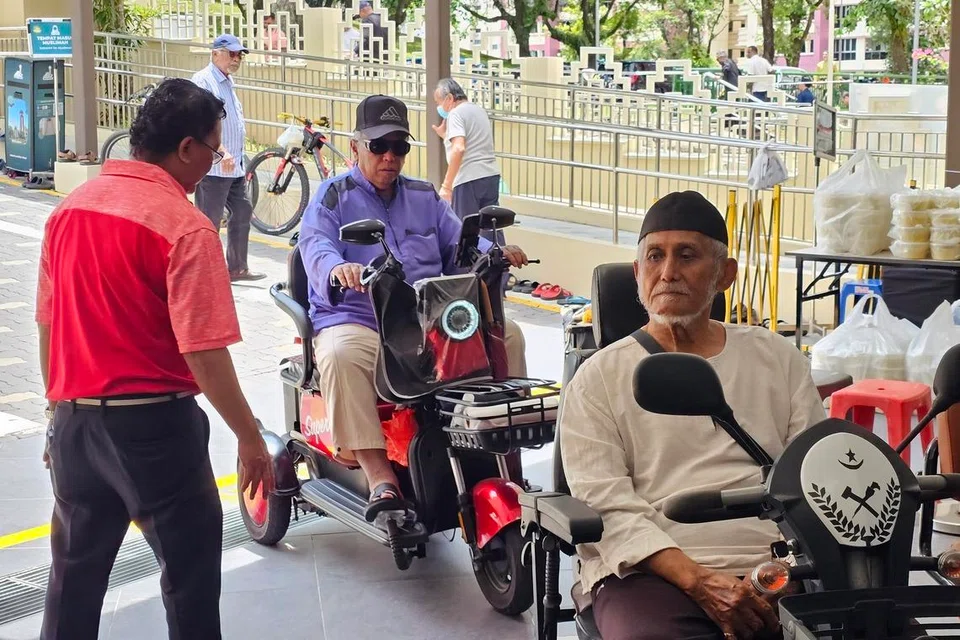 Sukarelawan masjid membantu pengguna Alat Bantuan Mobiliti Peribadi (PMA) dan kerusi roda untuk masuk dan keluar dari masjid.