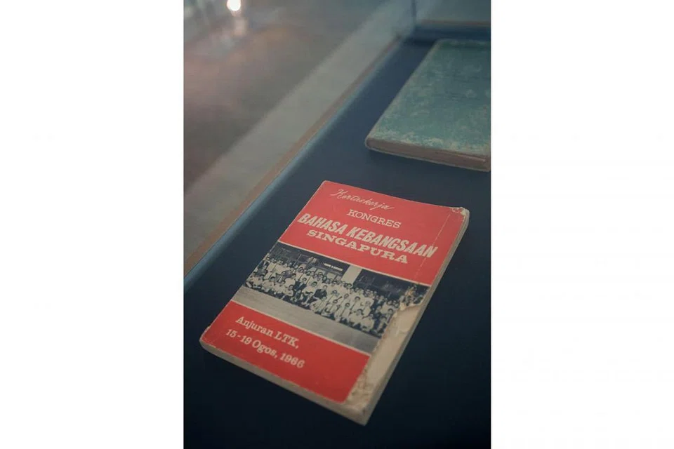 KHAZANAH SASTERA DAN BAHAN BACAAN: Buku lama ini sebahagian koleksi pameran pusat sumber MLCS. Antara buku itu ialah 'Kongres Bahasa Kebangsaan Singapura', 'Sejarah Alam Melayu', 'Hang Tuah' dan 'Laksamana Melayu Tun Tuah'. - Foto BH oleh IQBAL FAIZAL