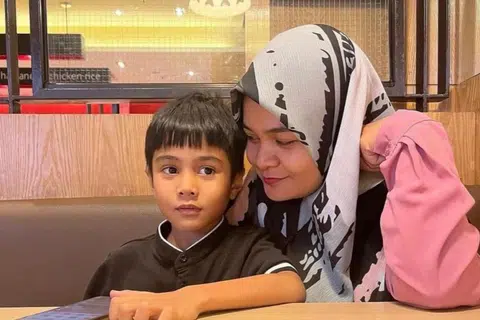 TINGGAL KENANGAN: Cik Ismanira Abdul Manaf, 28 tahun, hanya mampu melepas kerinduan dengan menatap gambar kenangan bersama anaknya, Zayn Rayyan Abdul Matiin, enam tahun, yang mayatnya ditemui di anak sungai berhampiran kediaman keluarganya di Apartmen Idaman, Damansara Damai, Petaling Jaya, Selangor, pada 6 Disember lalu.