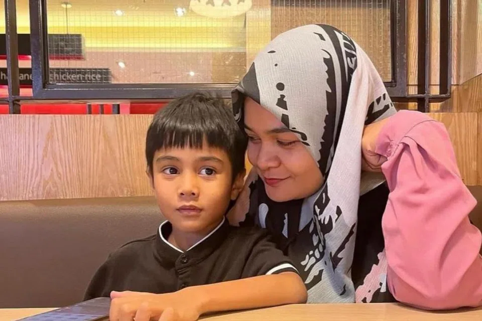 TINGGAL KENANGAN: Cik Ismanira Abdul Manaf, 28 tahun, hanya mampu melepas kerinduan dengan menatap gambar kenangan bersama anaknya, Zayn Rayyan Abdul Matiin, enam tahun, yang mayatnya ditemui di anak sungai berhampiran kediaman keluarganya di Apartmen Idaman, Damansara Damai, Petaling Jaya, Selangor, pada 6 Disember lalu.