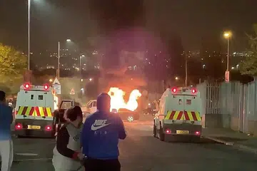 KEADAAN TEGANG: Penunjuk perasaan antara lain telah membakar kenderaan dalam rusuhan di Londonderry, Ireland Utara, kelmarin. - Foto REUTERS