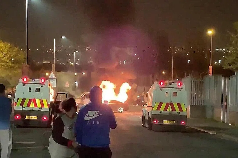 KEADAAN TEGANG: Penunjuk perasaan antara lain telah membakar kenderaan dalam rusuhan di Londonderry, Ireland Utara, kelmarin. - Foto REUTERS