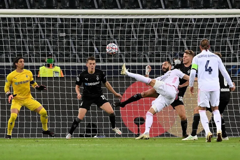 GOL CANTIK BENZEMA: Juara Eropah 13 kali Real ketinggalan 0-2 pada minit ke-87 sebelum jaringan gol daripada Karim Benzema menyaksikan mereka meraih keputusan seri yang mendebarkan. - Foto EPA-EFE