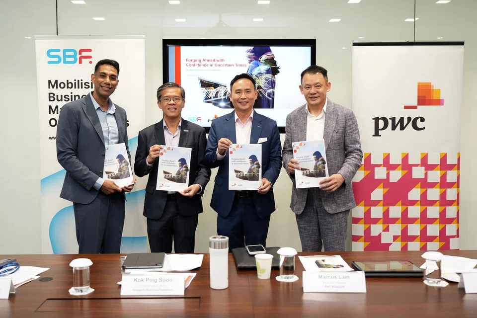 (Dari kiri) Ketua Pegawai Dasar Persekutuan Perniagaan Singapura (SBF), Encik Musa Fazal; Ketua Pegawai Eksekutif (CEO) SBF, Encik Kok Ping Soon; Pemimpin Cukai PricewaterhouseCoopers (PwC) Singapore, Encik Lennon Lee; dan Pengerusi Eksekutif PwC Singapore Encik Marcus Lam mengemukakan 17 cadangan semasa satu sidang media pada 16 Januari.