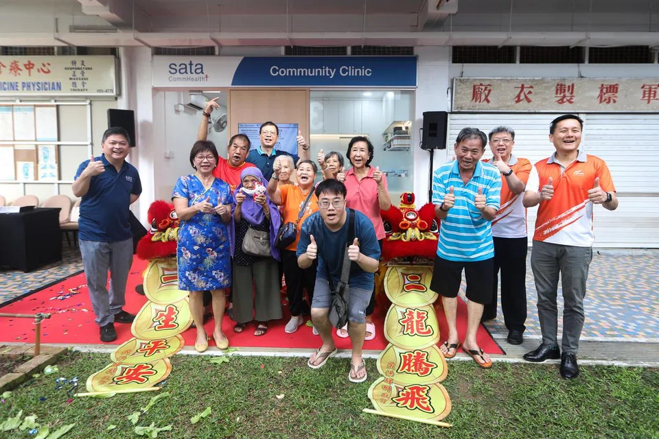 Klinik Masyarakat Sata CommHealth dirasmikan oleh Mayor Majlis Pembangunan Masyarakat (CDC) Central, Cik Denise Phua (baju biru), pada 10 Mac.