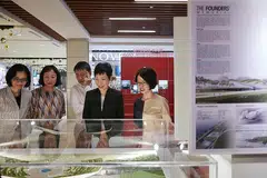 TINJAU MODEL: (Dari kiri) Ketua Eksekutif NHB Chang Hwee Nee; Pengerusi NHB Yeoh Chee Yan; Pengerusi Jawatankuasa Taman Tugu Pengasas Lee Tzu Yang; Menteri Kebudayaan, Masyarakat dan Belia, Grace Fu; Timbalan Ketua Eksekutif NHB Jennifer Chan, melihat model 3D antara lima reka bentuk Taman Tugu Pengasas yang disenarai pendek ketika hadir di Pameran Reka Bentuk Taman Tugu Pengasas di IMM semalam. - Foto BH oleh JASON QUAH