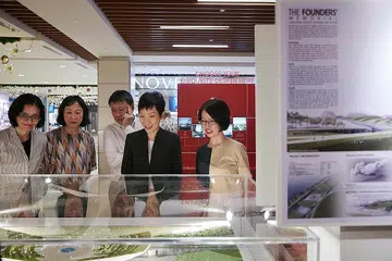 TINJAU MODEL: (Dari kiri) Ketua Eksekutif NHB Chang Hwee Nee; Pengerusi NHB Yeoh Chee Yan; Pengerusi Jawatankuasa Taman Tugu Pengasas Lee Tzu Yang; Menteri Kebudayaan, Masyarakat dan Belia, Grace Fu; Timbalan Ketua Eksekutif NHB Jennifer Chan, melihat model 3D antara lima reka bentuk Taman Tugu Pengasas yang disenarai pendek ketika hadir di Pameran Reka Bentuk Taman Tugu Pengasas di IMM semalam. - Foto BH oleh JASON QUAH