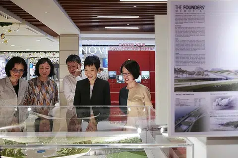 TINJAU MODEL: (Dari kiri) Ketua Eksekutif NHB Chang Hwee Nee; Pengerusi NHB Yeoh Chee Yan; Pengerusi Jawatankuasa Taman Tugu Pengasas Lee Tzu Yang; Menteri Kebudayaan, Masyarakat dan Belia, Grace Fu; Timbalan Ketua Eksekutif NHB Jennifer Chan, melihat model 3D antara lima reka bentuk Taman Tugu Pengasas yang disenarai pendek ketika hadir di Pameran Reka Bentuk Taman Tugu Pengasas di IMM semalam. - Foto BH oleh JASON QUAH