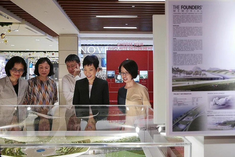 TINJAU MODEL: (Dari kiri) Ketua Eksekutif NHB Chang Hwee Nee; Pengerusi NHB Yeoh Chee Yan; Pengerusi Jawatankuasa Taman Tugu Pengasas Lee Tzu Yang; Menteri Kebudayaan, Masyarakat dan Belia, Grace Fu; Timbalan Ketua Eksekutif NHB Jennifer Chan, melihat model 3D antara lima reka bentuk Taman Tugu Pengasas yang disenarai pendek ketika hadir di Pameran Reka Bentuk Taman Tugu Pengasas di IMM semalam. - Foto BH oleh JASON QUAH