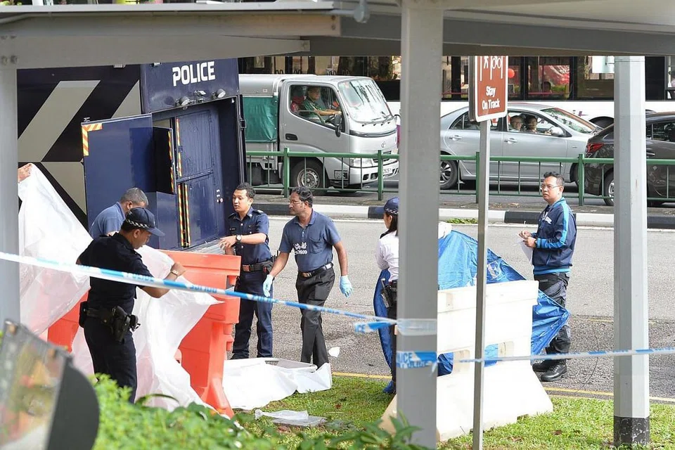 TEMPAT KEJADIAN: Inilah tempat kemalangan di Ang Mo Kio yang meragut nyawa Cik Mariam Atom, apabila beliau terperangkap di bawah bas, dan meninggal dunia di tempat kejadian. - Foto WANBAO
