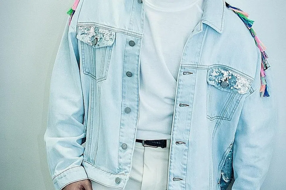 IZAT IBRAHIM: 'Battles' yang dicipta daripada pengalaman kakaknya kehilangan anak kembar tiga yang lahir tidak cukup bulan serta pengalaman Izat sendiri melalui pembedahan injap jantung yang rosak, banyak memberi motivasi dan sesuai dijadikan lagu melawan Covid-19. - Foto NUR DIYANA TAHA