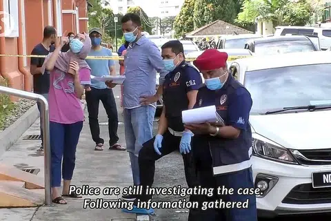 KES BUNUH: Satu klip video menunjukkan polis Malaysia berada di tapak kejadian di sebuah pangsapuri di Danau Kota, Setapak, tempat seorang lelaki didakwa mencampak cucu tirinya dari tingkap di tingkat tiga. - Foto THE STAR
