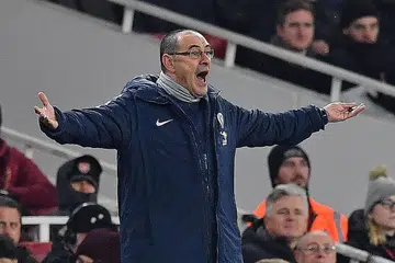 KURANG SENANG: Jurulatih Chelsea Maurizio Sarri kurang senang dengan corak permainan pasukannya selepas tewas kepada Arsenal 2-0. - Foto AFP