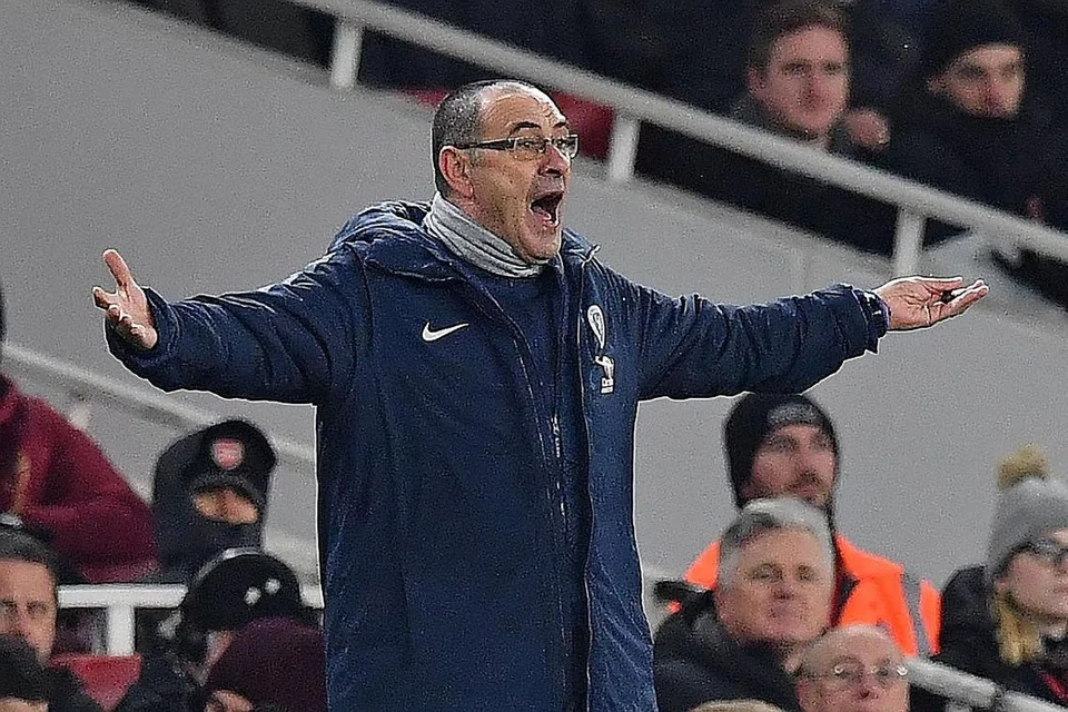 KURANG SENANG: Jurulatih Chelsea Maurizio Sarri kurang senang dengan corak permainan pasukannya selepas tewas kepada Arsenal 2-0. - Foto AFP