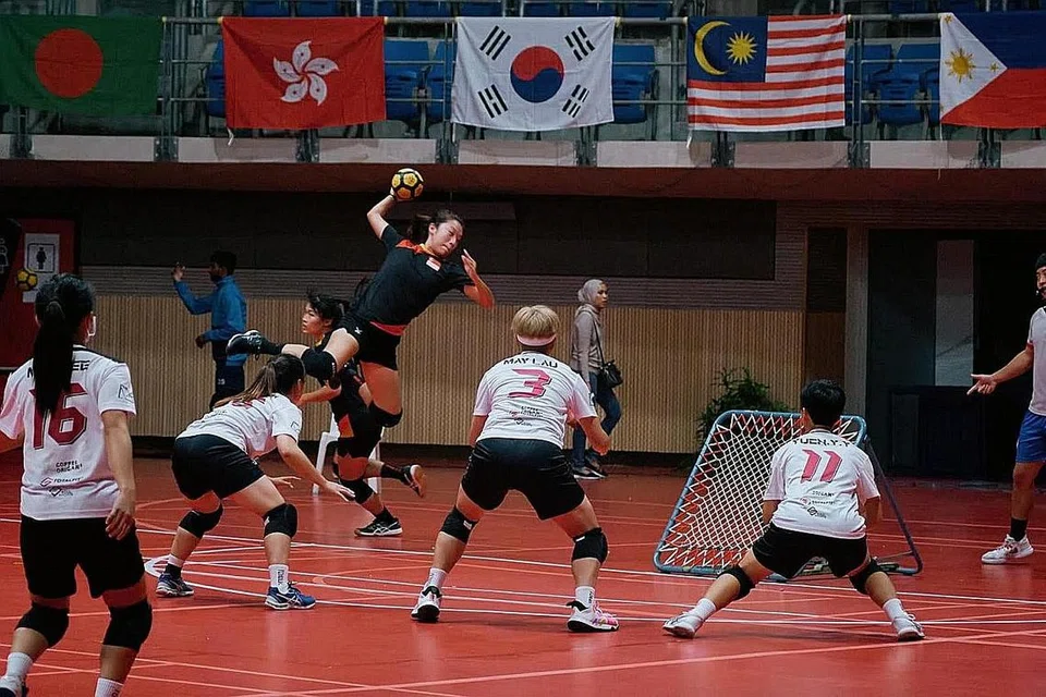 PERCUBAAN JARINGKAN GOL: Seorang pemain cuba menjaringkan gol dalam satu perlawanan bola tchouk di Kejohanan Bola Tchouk Asia Pasifik 2022. - Foto fail