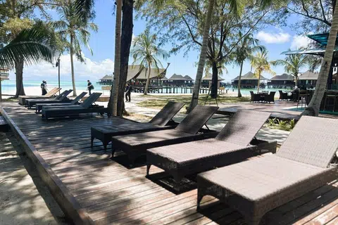 Pelancong juga bebas memilih sama ada mahu bersantai di tepi pantai, atau berehat di dalam ‘chalet’ atas laut bagi merehatkan minda dan badan.