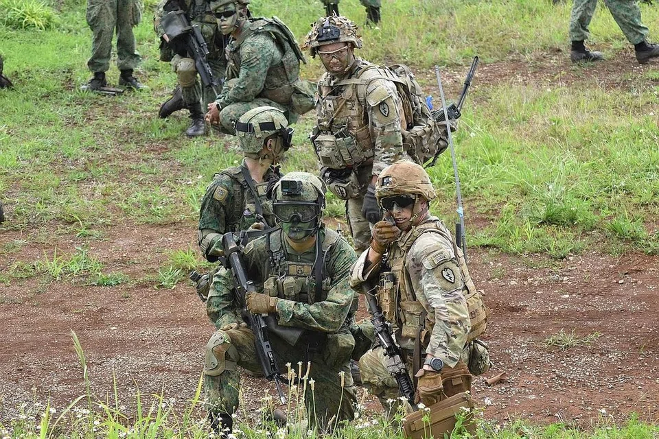 LATIHAN BERSAMA: Askar dari Batalion ke-40, Rejimen Berperisai Singapura berhenti secara taktikal semasa Latihan Tembakan Langsung Senjata Gabungan (Calfex) bersama askar dari Skuadron Kedua Tentera AS, Rejimen Berkuda Ke-14. - Foto MINDEF