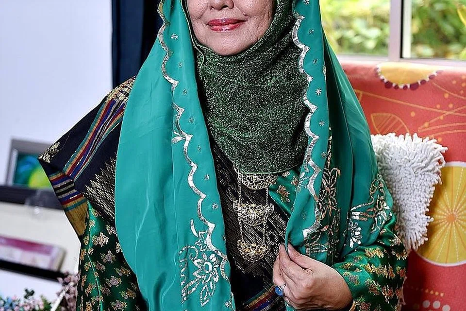 SEMBANG SASTERAWAN: Profesor Siti Zainon Ismail dari Malaysia dan Suratman Markasan dari Singapura akan membincangkan trend persuratan dan kesusasteraan di rantau ini menurut kaca mata mereka setelah lama terlibat dalam bidang ini. - Foto ihsan PROFESOR SITI ZAINON ISMAIL dan foto fail