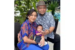 KELUARGA BAHAGIA: Pelakon Fazlyna Aziz menganggap sokongan keluarga penting baginya terus menceburi bidang lakonan. Beliau kelihatan bersama anaknya Mohammad Haariz Mika Mohammad Izaar dan suaminya Mohammad Izzar Arsri. - Foto M.O. SALLEH