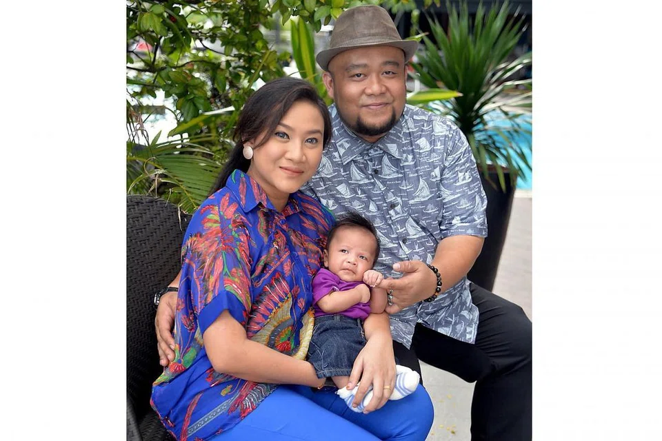 KELUARGA BAHAGIA: Pelakon Fazlyna Aziz menganggap sokongan keluarga penting baginya terus menceburi bidang lakonan. Beliau kelihatan bersama anaknya Mohammad Haariz Mika Mohammad Izaar dan suaminya Mohammad Izzar Arsri. - Foto M.O. SALLEH