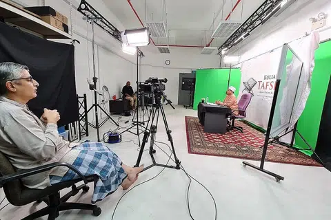 DIPERUNTUK TUGAS KHUSUS: Kerja yang dilakukan di pejabat sebaiknya diperuntuk tugas yang khusus seperti yang memerlukan peralatan atau kemudahan studio kata Encik Fazli Mansor, pengarah ISGN Ventures. - Foto ISGN VENTURES