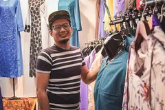 GEMBIRA, SEDIH DAN HARAPAN MASA DEPAN - BERSYUKUR SEWA DILANJUTKAN: Mesikpun terkejut dengan pengumuman penutupan itu, Encik Kamalludin tetap gembira dengan lanjutan tempoh sewa untuk membantu perniagaan itu bertahan semasa tempoh yang mencabar ini. - Foto BH oleh NUR DIYANA TAHA 