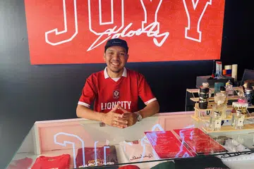 Pemilik Joyy Colony Empire, Encik Afiq Abd Latif, menjual baju jenamanya sendiri dengan tema Singapura seperti Lion City dan Temasek. 