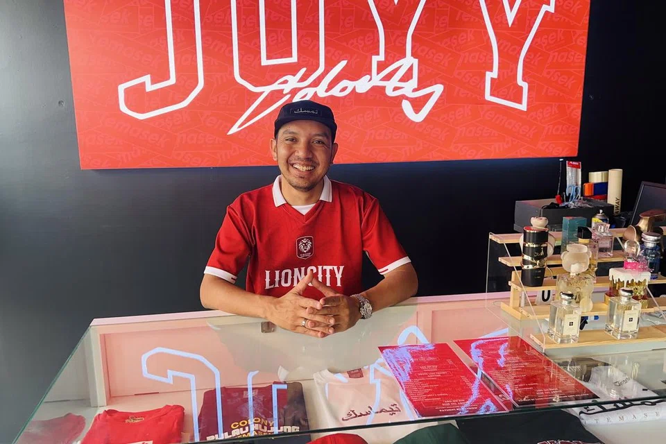 Pemilik Joyy Colony Empire, Encik Afiq Abd Latif, menjual baju jenamanya sendiri dengan tema Singapura seperti Lion City dan Temasek. 