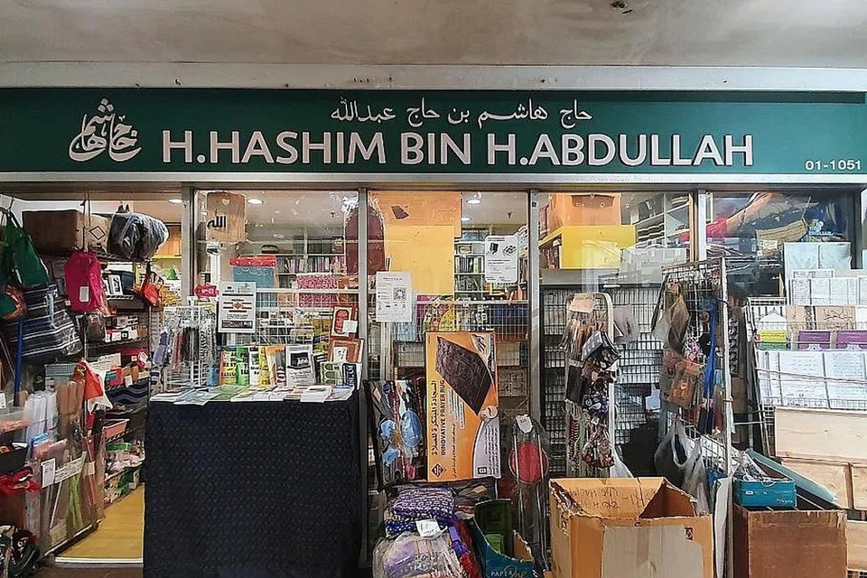 KEDAI BUKU: Toko buku legenda masyarakat Melayu Singapura Haji Hashim di Joo Chiat Complex menggunakan tulisan Jawi di atas nama ruminya. - Foto BM oleh NURUL AIN RAZALI