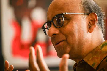 SEDIA KE ISTANA: Mantan Menteri Kanan, Encik Tharman Shanmugaratnam, merupakan salah seorang daripada empat individu yang menyatakan hasrat untuk bertanding dalam Pilihan Raya Presiden yang dijadualkan pada 1 September ini.