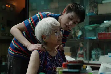 FILEM PENUH EMOSI: Pelakon dan penyanyi Cina-Thai, Billkin, menjayakan watak utama sebagai M, belia berperwatakan selamba yang cuba menipu harta neneknya, ‘Amah’ (lakonan Usha Seamkhum), yang menghidap barah tahap empat dalam filem ‘How To Make Millions Before Grandma Dies’.