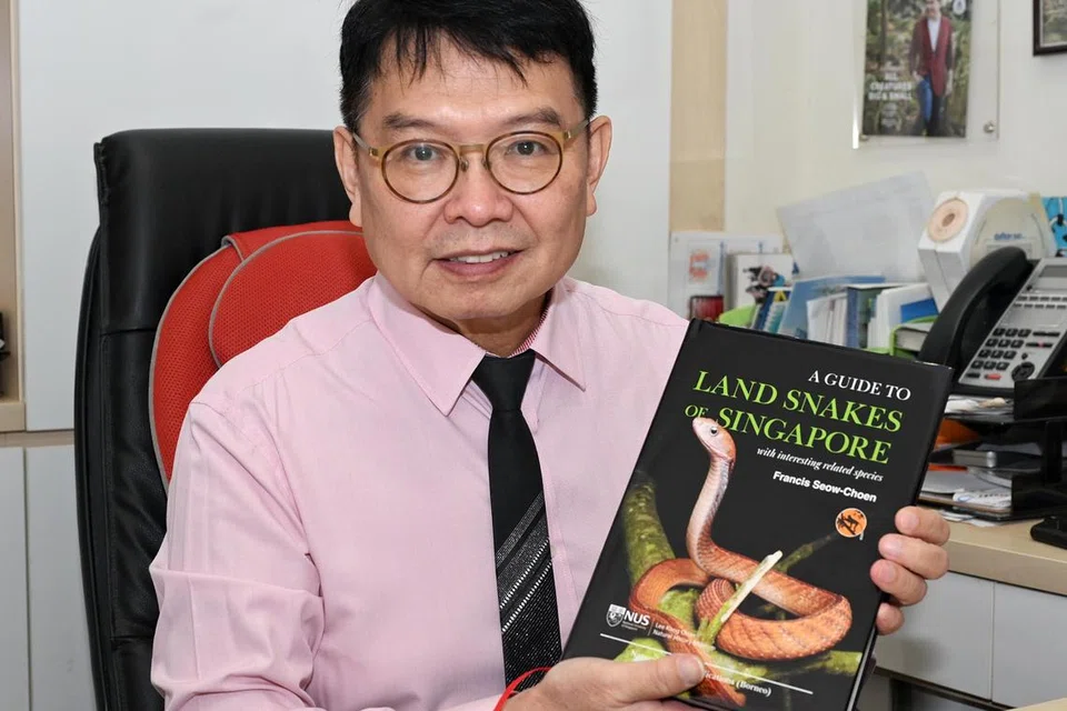 Pakar bedah kolorektum, Dr Francis Seow-Choen, melancarkan bukunya, ‘A Guide to Land Snakes of Singapore (Panduan Ular Darat Singapura)‘ yang mengandungi koleksi foto ular serta maklumat tentang pelbagai spesies yang terdapat di Singapura.