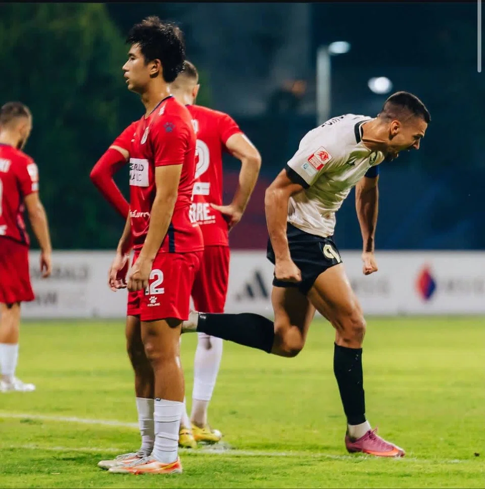 Aksi sengit antara Balestier Khalsa dan Tanjong Pagar United (jersi putih) menyaksikan tujuh jaringan serta tiga kad merah dilayangkan dalam perlawanan yang mendebarkan.