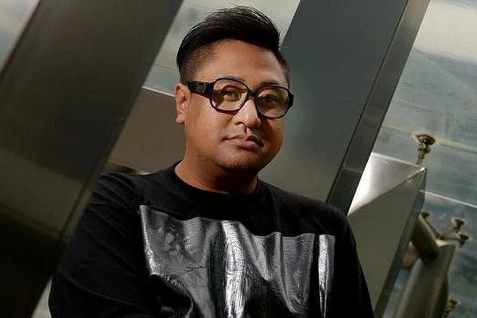 MAJUKAN SENI PERGERAKAN BADAN: Encik Ezzam Rahman ingin mendekatkan masyarakat Melayu dengan kesenian yang menekankan tentang pergerakan tubuh dan menyentuh isu-isu semasa. - Foto TUKIMAN WARJI 