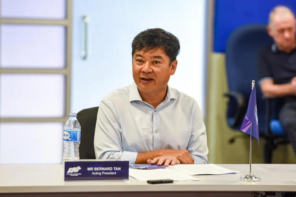 KE ARAH LEBIH BAIK: Pemangku presiden FAS, Bernard Tan mengumumkan dapatan semakan pasca Sukan SEA 2023 dalam satu taklimat media di Stadium Jalan Besar pada Jumaat.
