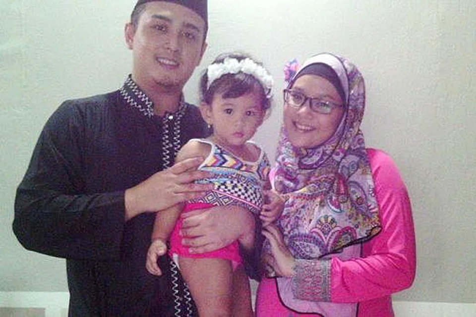 BAHAGIA: Herizal Ellroy Osman gembira bersama isterinya, Alysaeudora Rosanne Ali dan anak mereka, Herysa Eudora Puteri Herizal Ellroy. - Foto ihsan HERIZAL ELLROY OSMAN