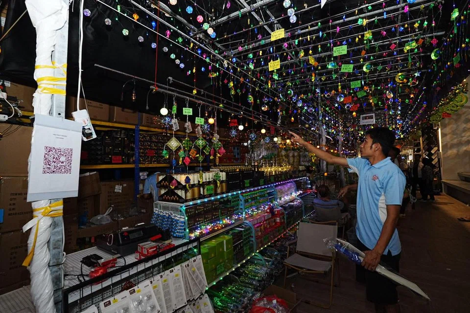 Kedai peralatan rumah, First Price, yang terletak di Kelab Masyarakat Geylang Serai, telah mula dikunjungi pelanggan dari 26 Februari, semasa Bazar Raya Geylang Serai 2025. 