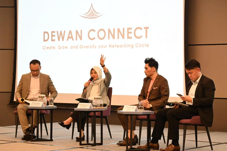 SESI RANGKAIAN: Ahli panel (dari kiri) Encik Abu Sofian Eunos, Setiausaha Parlimen Kanan (Kesihatan merangkap Undang-undang), Cik Rahayu Mahzam, Encik Heikal Yusope dan Encik Eugene Yeo, membincangkan topik kemampanan dan kolaborasi di sesi Dewan Connect pada September 2023.