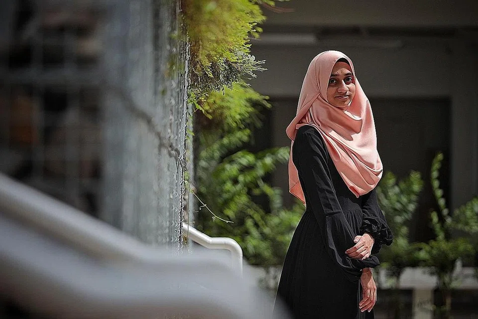 ATASI CABARAN: Fathimah Mohammed Haris bersyukur kerana dapat mengatasi cabaran belajar di rumah semasa Covid-19. - Foto BH oleh JASON QUAH