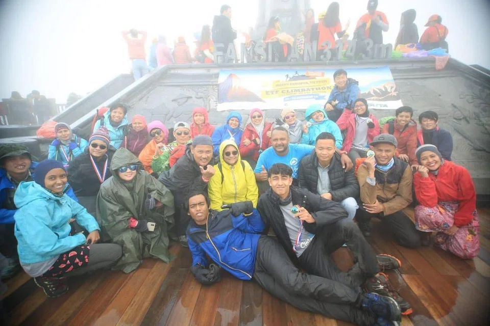 DAKI JAYA: Cik Yusrina (jaket biru, dua dari kiri) bergambar bersama sebahagian rombongan Mendaki yang berjaya ke puncak Gunung Fansipan pada 27 Oktober 2018. 