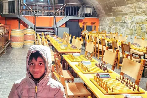 Pada usia lapan tahun, enam bulan dan 11 hari, Ashwath Kaushik menewaskan seorang ‘grandmaster’ atau jaguh catur dari Poland, Jacek Stopa, 37 tahun,  dalam pertandingan terbuka, Burgdorfer Stadthaus-Open di Burgdorf, Switzerland pada 18 Februari.