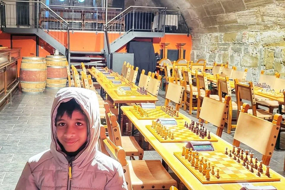 Pada usia lapan tahun, enam bulan dan 11 hari, Ashwath Kaushik menewaskan seorang ‘grandmaster’ atau jaguh catur dari Poland, Jacek Stopa, 37 tahun,  dalam pertandingan terbuka, Burgdorfer Stadthaus-Open di Burgdorf, Switzerland pada 18 Februari.