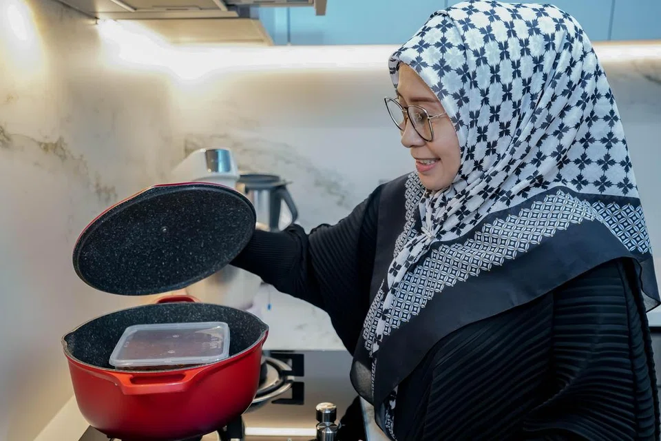 Kek kukus yang disiapkan Cik Lynn mengambil masa empat jam untuk disiapkan sepenuhnya.