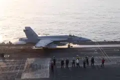 Sebuah jet pejuang Amerika Syarikat meluncur dari kapal induk pesawat Amerika dalam operasi terhadap Houthi di lokasi yang tidak disebutkan.