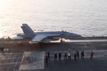 Sebuah jet pejuang Amerika Syarikat meluncur dari kapal induk pesawat Amerika dalam operasi terhadap Houthi di lokasi yang tidak disebutkan.