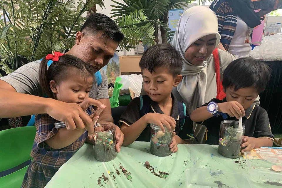 ACARA BERMANFAAT UNTUK KANAK-KANAK: Kegiatan susunan terarium adalah kegiatan kegemaran bagi keluarga Encik Asyraf dan Cik Aliah. Bersama dalam gambar (dari kiri) Nur Azzahra Muhammad Asyraf, Muhammad Arsyad Muhammad Asyraf dan Muhammad Amsyar Muhammad Asyraf. - Foto BM oleh NUR SYUHRAH HASSAN